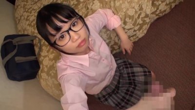 スレンダーなロリでパイパンでメガネの女子校生JK、姫川ゆうなの手コキ無料エロ動画！【姫川ゆうな動画】