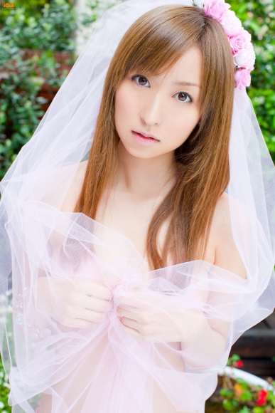 Aya Kiguchi seduces with a bold pose and provocative gaze019