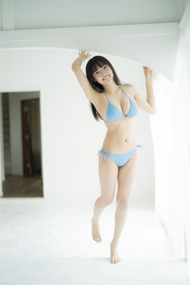 Aine Sakurada plays flute in swimsuit 2020007