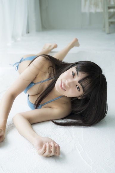 Aine Sakurada plays flute in swimsuit 2020008