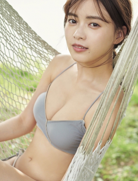 Aine Sakurada plays flute in swimsuit 2020013