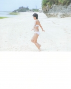 A 17yearold high school student bursts into an autumn bikini! Ai Hitomi Arai Gravure Swimsuit Images013