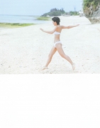 A 17yearold high school student bursts into an autumn bikini! Ai Hitomi Arai Gravure Swimsuit Images014