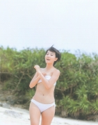 A 17yearold high school student bursts into an autumn bikini! Ai Hitomi Arai Gravure Swimsuit Images012