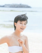 A 17yearold high school student bursts into an autumn bikini! Ai Hitomi Arai Gravure Swimsuit Images017