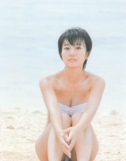 A 17yearold high school student bursts into an autumn bikini! Ai Hitomi Arai Gravure Swimsuit Images021