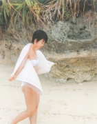 A 17yearold high school student bursts into an autumn bikini! Ai Hitomi Arai Gravure Swimsuit Images023