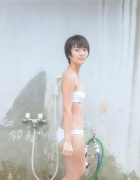 A 17yearold high s chool student bursts into an autumn bikini! Ai Hitomi Arai Gravure Swimsuit Images035