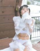 A 17yearold high school student bursts into an autumn bikini! Ai Hitomi Arai Gravure Swimsuit Images039