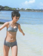 A 17yearold high school student bursts into an autumn bikini! Ai Hitomi Arai Gravure Swimsuit Images065