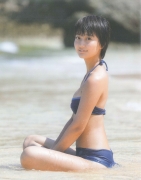 A 17yearold high school student bursts into an autumn bikini! Ai Hitomi Arai Gravure Swimsuit Images078