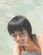 A 17yearold high school student bursts into an autumn bikini! Ai Hitomi Arai Gravure Swimsuit Images072