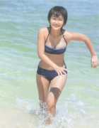 A 17yearold high school student bursts into an autumn bikini! Ai Hitomi Arai Gravure Swimsuit Images074