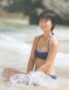 A 17yearold high school student bursts into an autumn bikini! Ai Hitomi Arai Gravure Swimsuit Images079