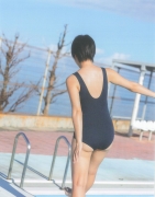 A 17yearold high school student bursts into an autumn bikini! Ai Hitomi Arai Gravure Swimsuit Images092