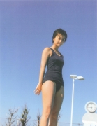 A 17yearold high school student bursts into an autumn bikini! Ai Hitomi Arai Gravure Swimsuit Images099