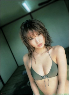 Swimsuit images of actress Yui Ichikawa b007