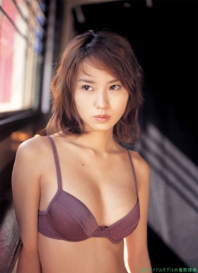 Swimsuit images of actress Yui Ichikawa b016