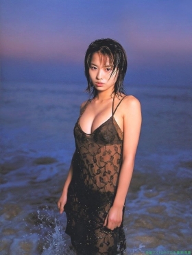 Swimsuit images of actress Yui Ichikawa b026