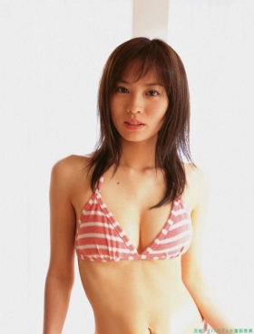 Swimsuit images of actress Yui Ichikawa b028