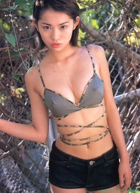 Swimsuit images of actress Yui Ichikawa b030
