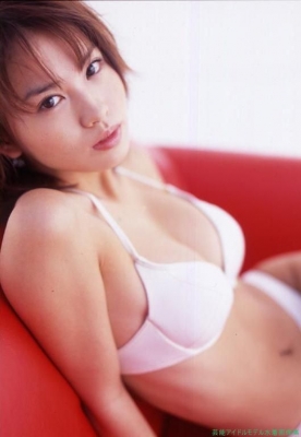 Swimsuit images of actress Yui Ichikawa b032