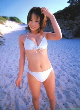 Swimsuit images of actress Yui Ichikawa b037