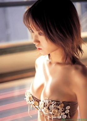 Swimsuit images of actress Yui Ichikawa b041