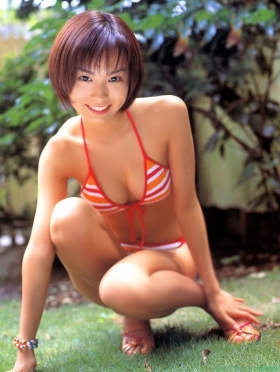 Swimsuit images of actress Yui Ichikawa b077