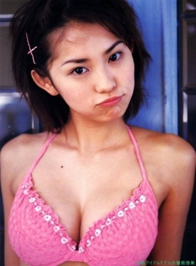 Swimsuit images of actress Yui Ichikawa b079
