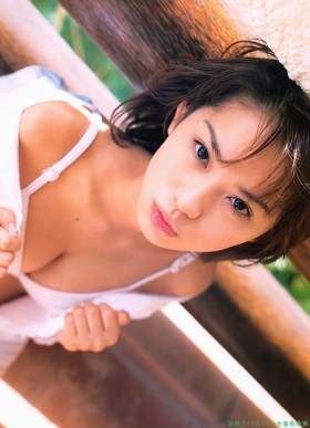 Swimsuit images of actress Yui Ichikawa b080