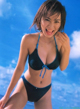 Swimsuit images of actress Yui Ichikawa b084