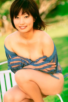Mai Harada Gravure Swimsuit ImagesShowing off her bountiful Ecup breasts her body is toodistracting to look at009