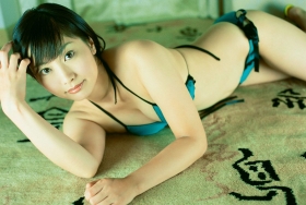 Mai Harada Gravure Swimsuit ImagesShowing off her bountiful Ecup breasts her body is toodistracting to look at013
