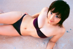Mai Harada Gravure Swimsuit ImagesShowing off her bountiful Ecup breasts her body is toodistracting to look at025
