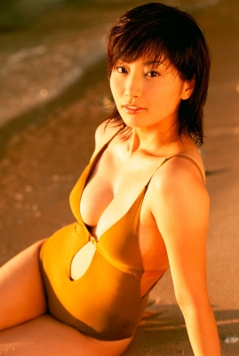 Mai Harada Gravure Swimsuit ImagesShowing off her bountiful Ecup breasts her body is toodistracting to look at033