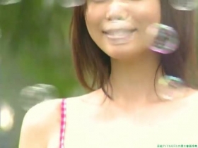 Shoko Nakagawa Soap bubbles and pink bikini027