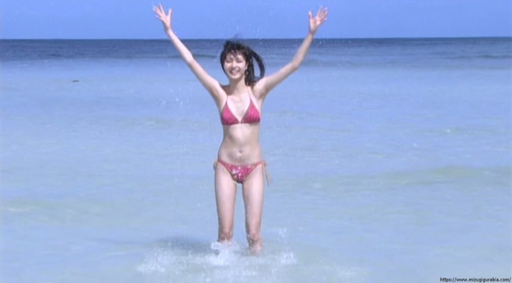 Yua Shinkawa Swimsuit Gravure Running on the beach in bikini 051