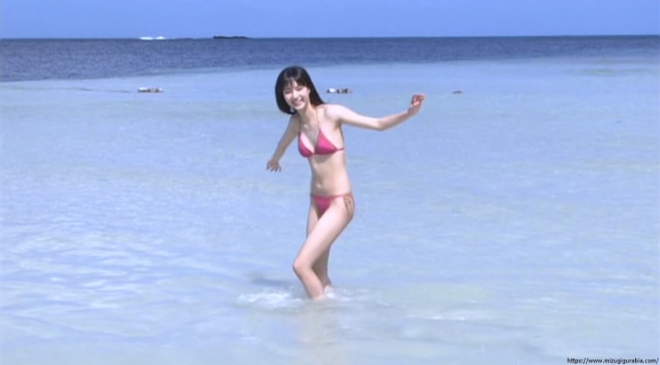 Yua Shinkawa Swimsuit Gravure Running on the beach in bikini 066