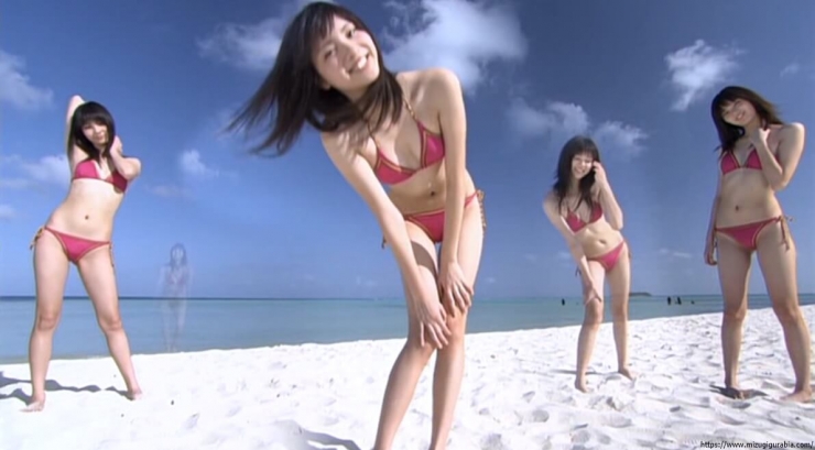 Yua Shinkawa Swimsuit Gravure Running on the beach in bikini 077