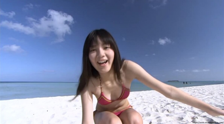 Yua Shinkawa Swimsuit Gravure Running on the beach in bikini 079