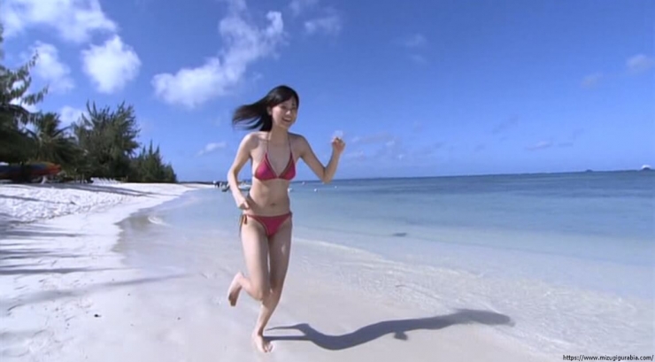 Yua Shinkawa Swimsuit Gravure Running on the beach in bikini 099
