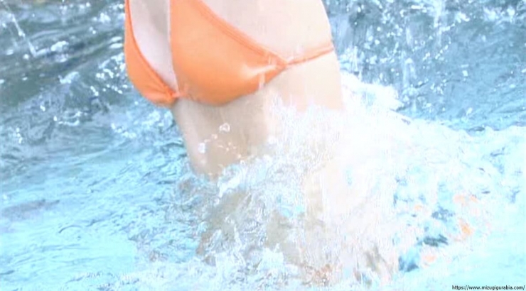Yua Shinkawa Pool Orange Bikini027