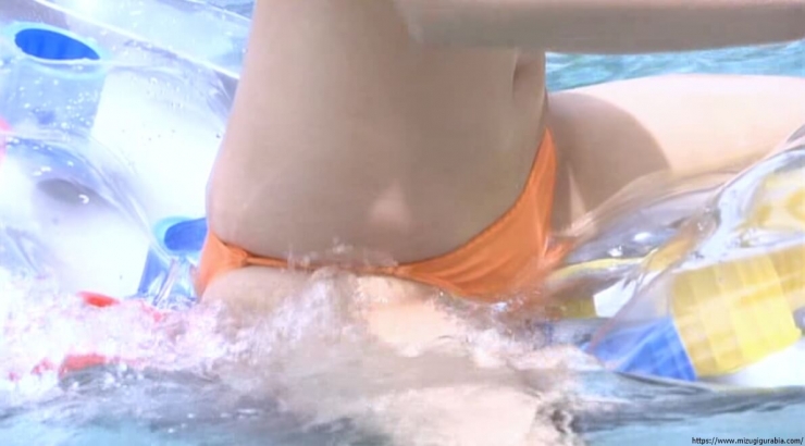 Yua Shinkawa Pool Orange Bikini043