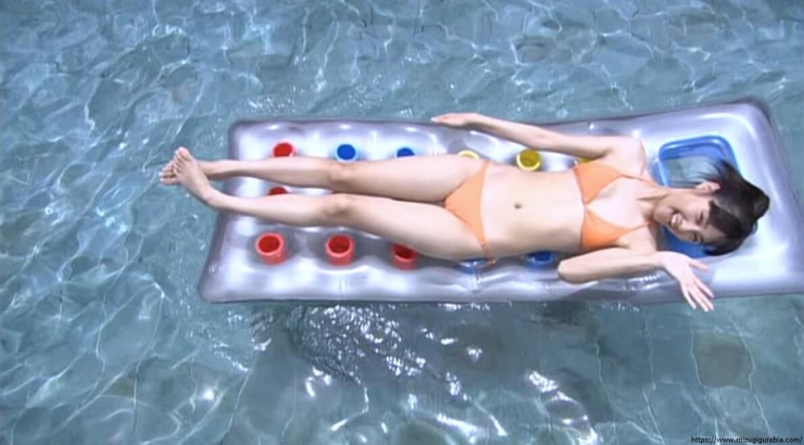 Yua Shinkawa Pool Orange Bikini063