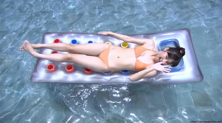 Yua Shinkawa Pool Orange Bikini064