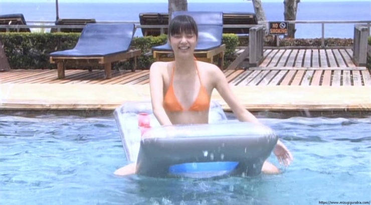 Yua Shinkawa Pool Orange Bikini073