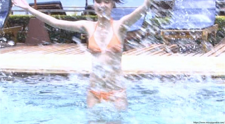 Yua Shinkawa Pool Orange Bikini077
