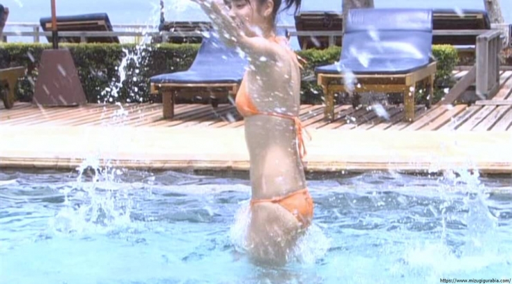 Yua Shinkawa Pool Orange Bikini081