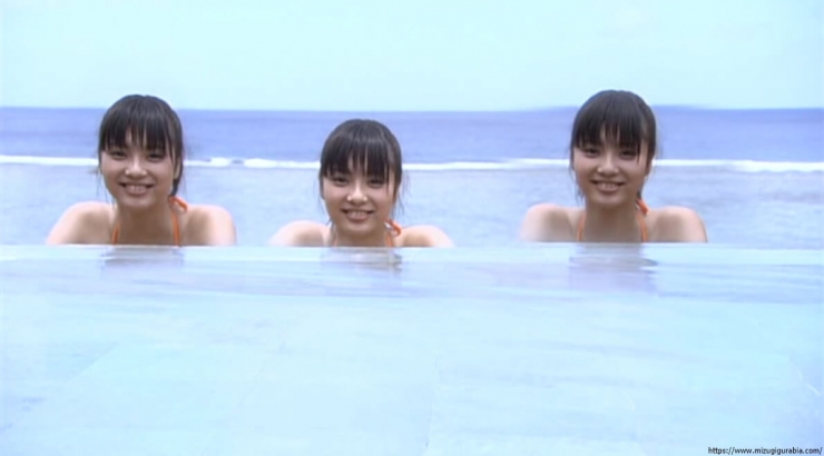 Yua Shinkawa Pool Orange Bikini086